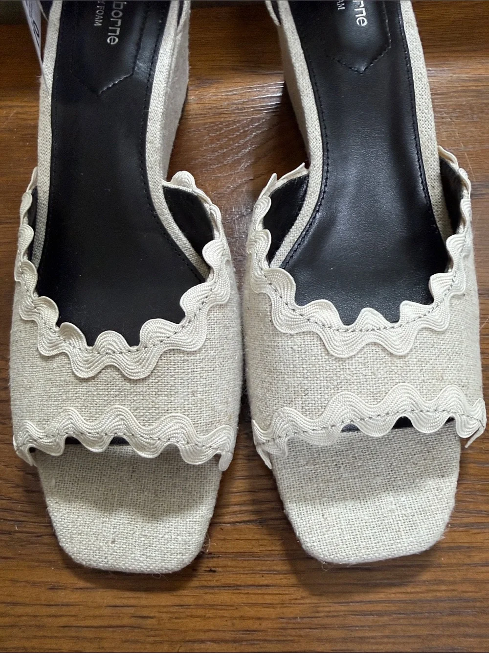 Liz Claiborne Babbler Cream Scalloped Ankle-Strap Wedge Sandals. Sz 9.5.